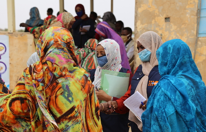 Members of a UNFPA-supported community network in Sudan speak to women in about the dangers of female genital mutilation. © UNFP