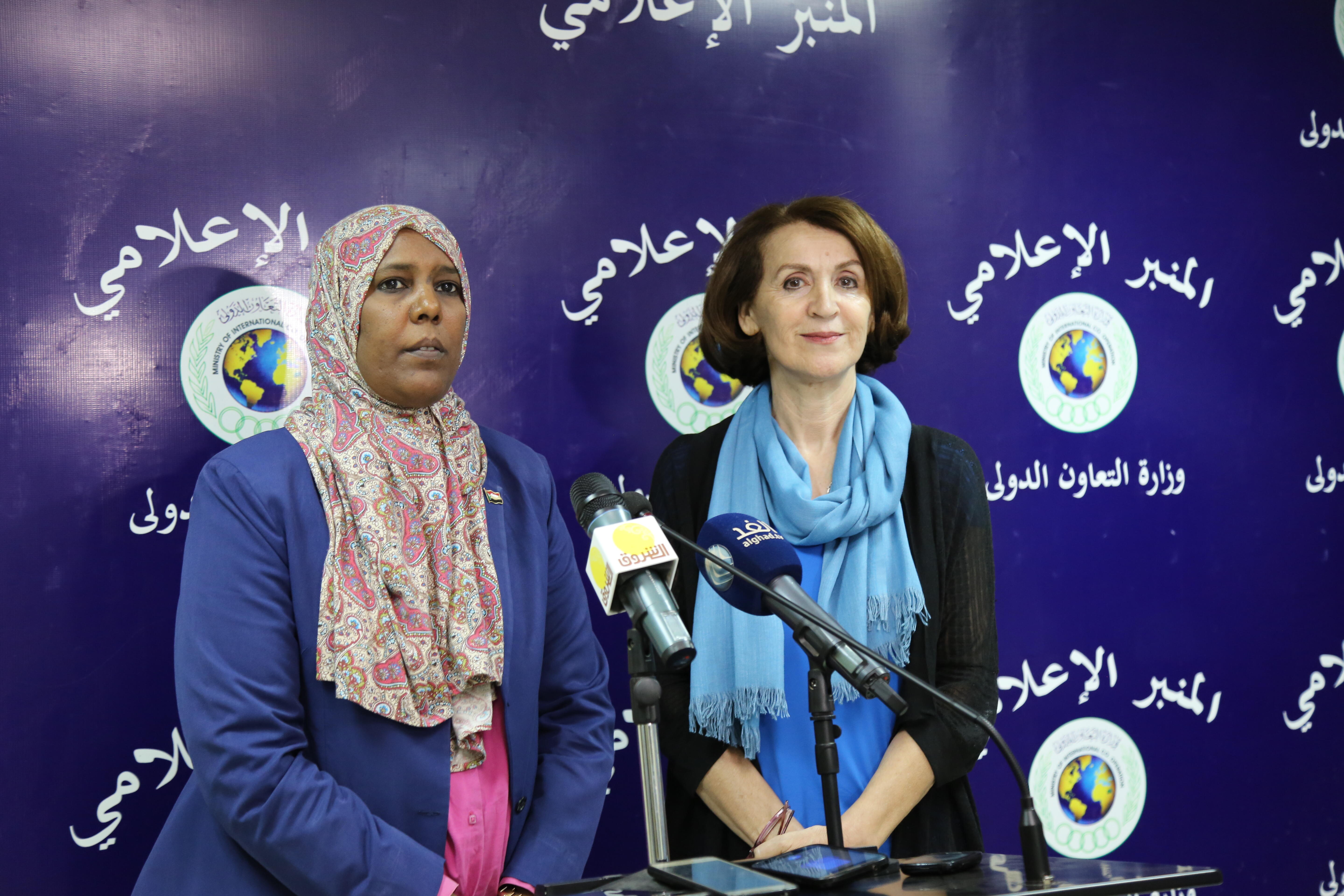 Dr. Sumaya Okod, the state Minister at the Ministry of International Cooperation and Ms. Lina Mousa, the Representative of UNFPA in Sudan , addressing the Press Conference. Photo © UNFPA Sudan